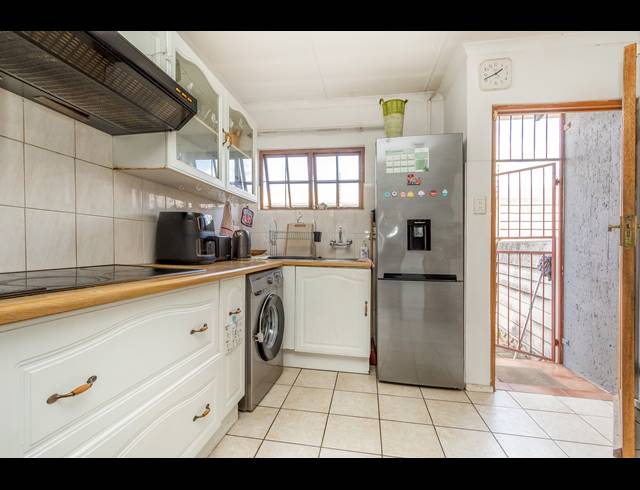 2 BEDROOM TOWNHOUSE RENTED IN WELTEVREDEN PARK